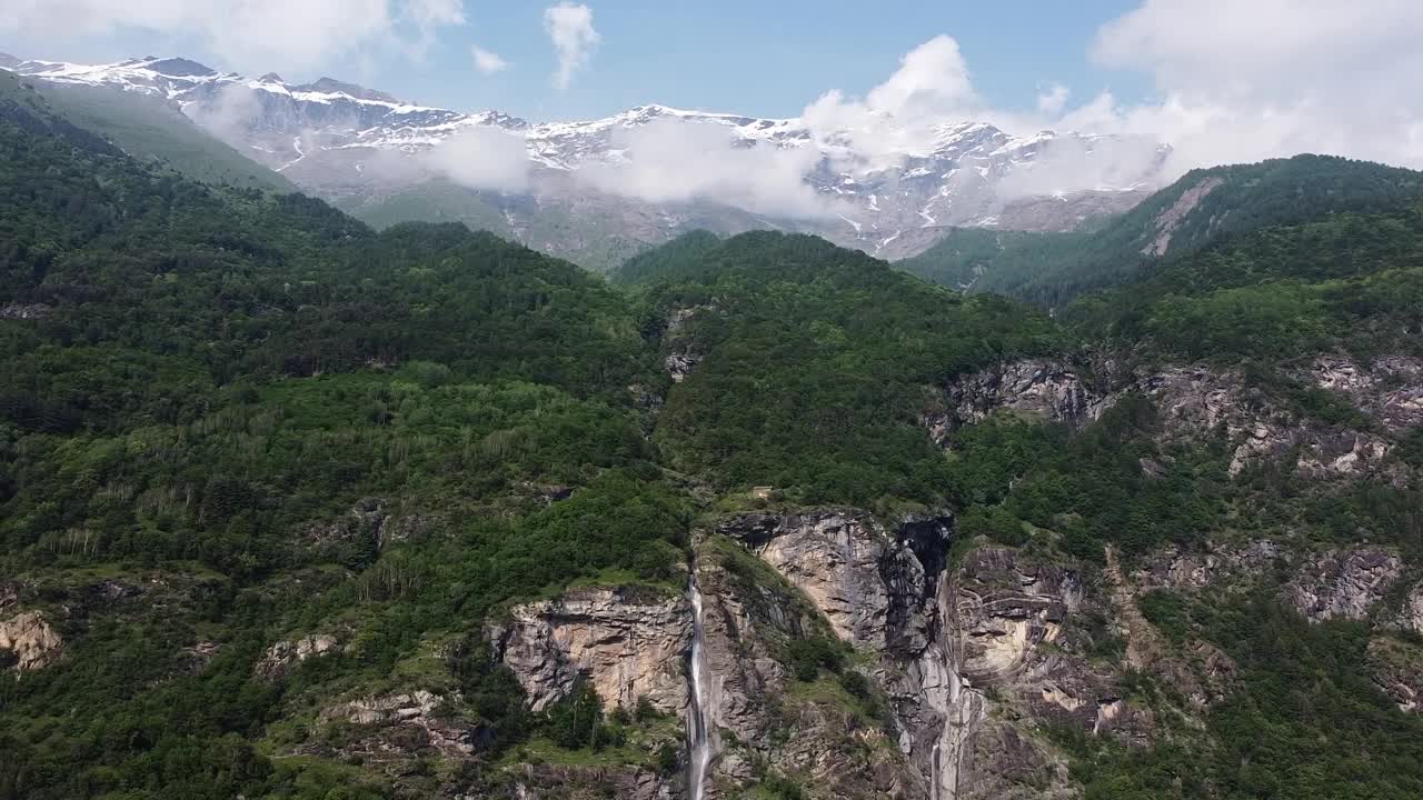 空中无人机拍摄的阿尔卑斯山峰，夏季云中有雪，意大利阿尔卑斯山视频素材