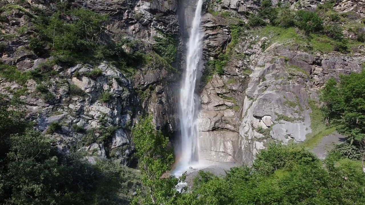 意大利阿尔卑斯山脉Cascata Di Novalesa大高山瀑布的空中无人机视图视频素材