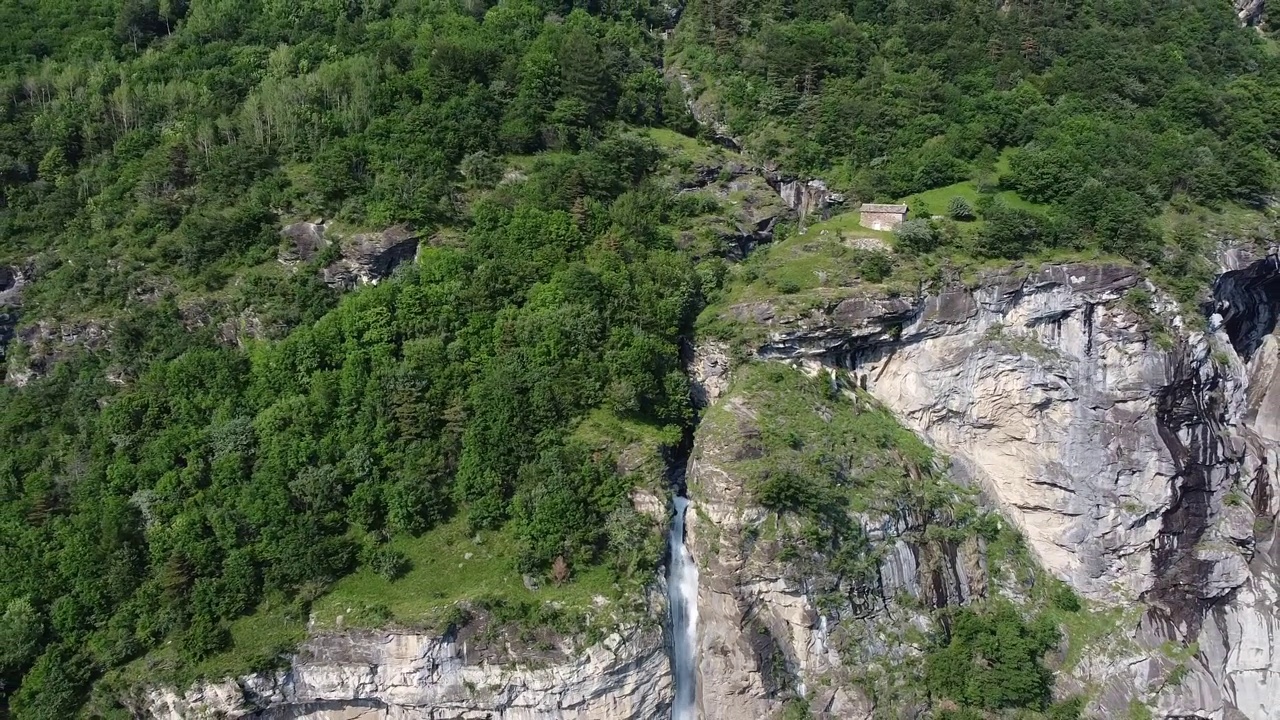 鸟瞰意大利阿尔卑斯山的瀑布Cascata Di Novalesa视频下载