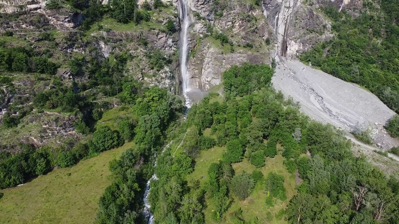 意大利阿尔卑斯山脉Cascata Di Novalesa大高山瀑布的空中无人机视图视频素材