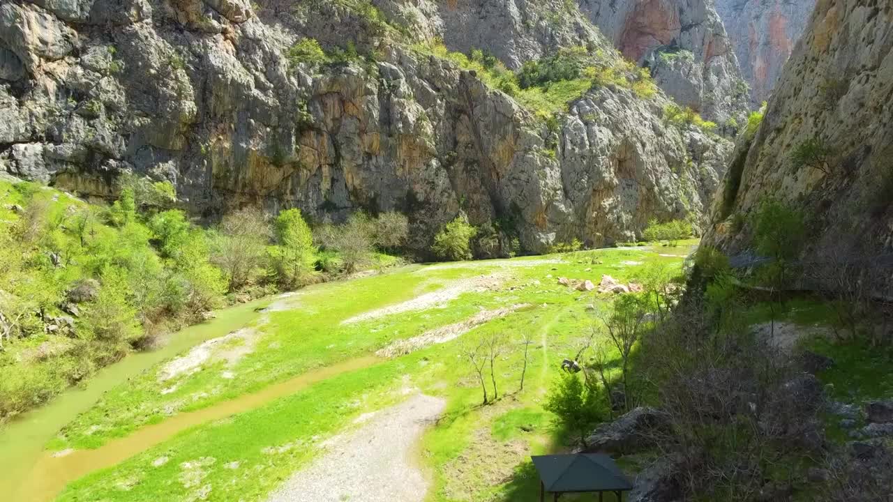 峡谷中的河流视频素材