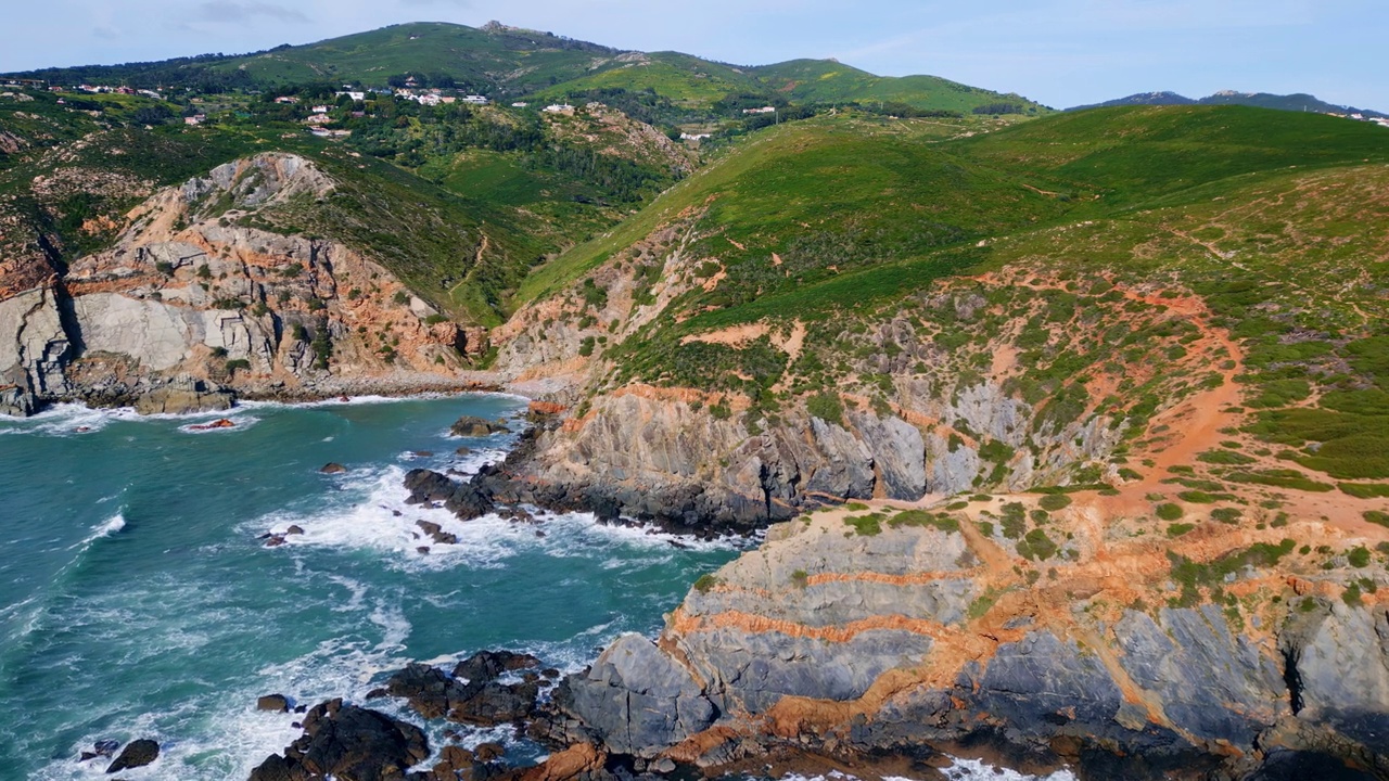 美丽的阳光海岸景观无人机视图。海洋飞溅的岩石海岸线视频素材