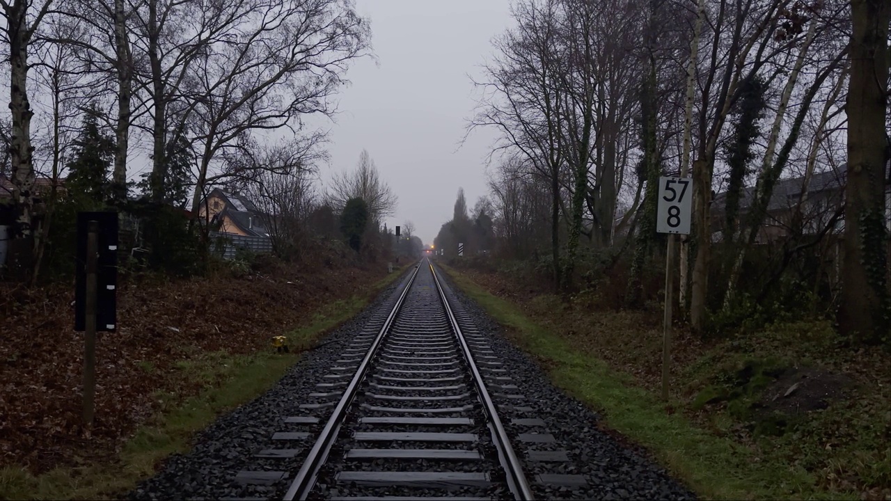 火车旅行和长途公路。火车线路和旅行计划。寒冷阴沉的道路形象。格罗诺，北威州，德国，4K视频下载