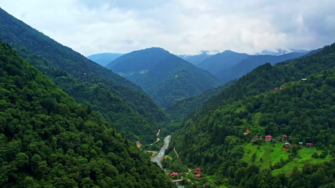 多云的山脉和山谷。Kackar山脉和Camlıhemsin的鸟瞰图。青山绿水，云淡风轻。火鸡视频素材