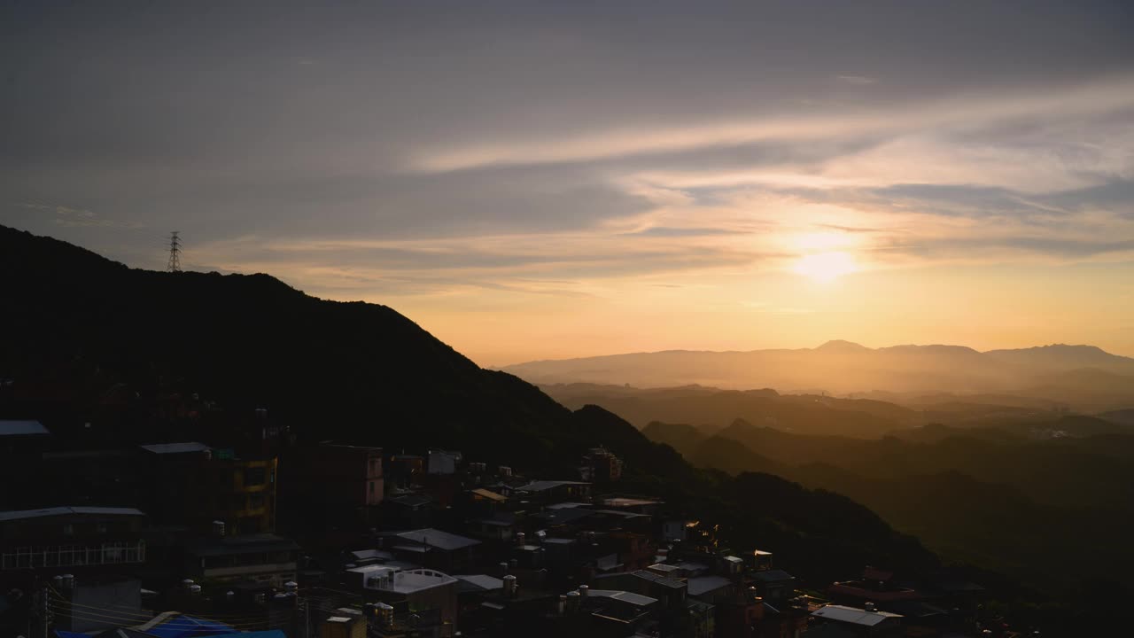 令人惊叹的黄昏景色-充满活力的橙色天空，动态的云，薄雾山。视频素材