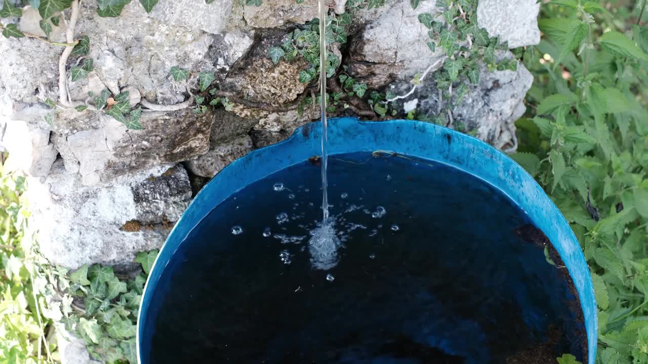 桶里有喷涌的水视频素材