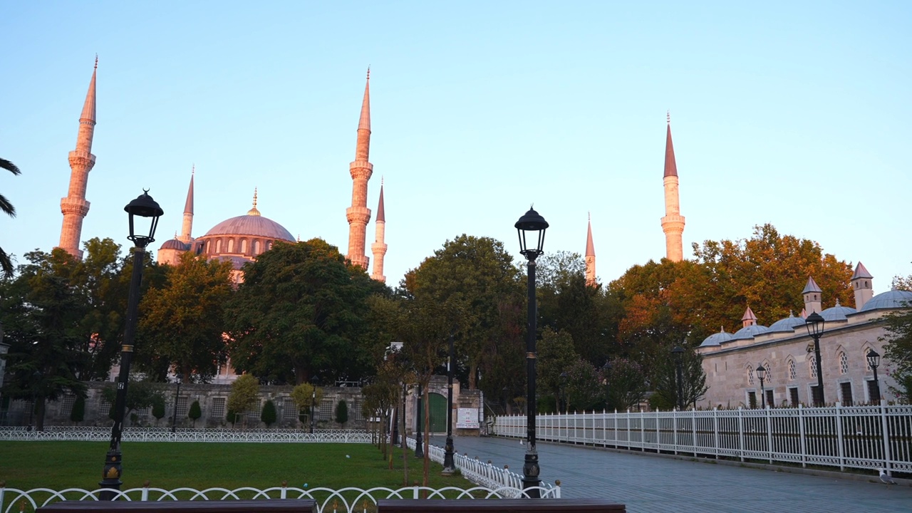 日出时，Sultanahmet公园蓝色清真寺全景。土耳其伊斯坦布尔度假必去的地方视频素材