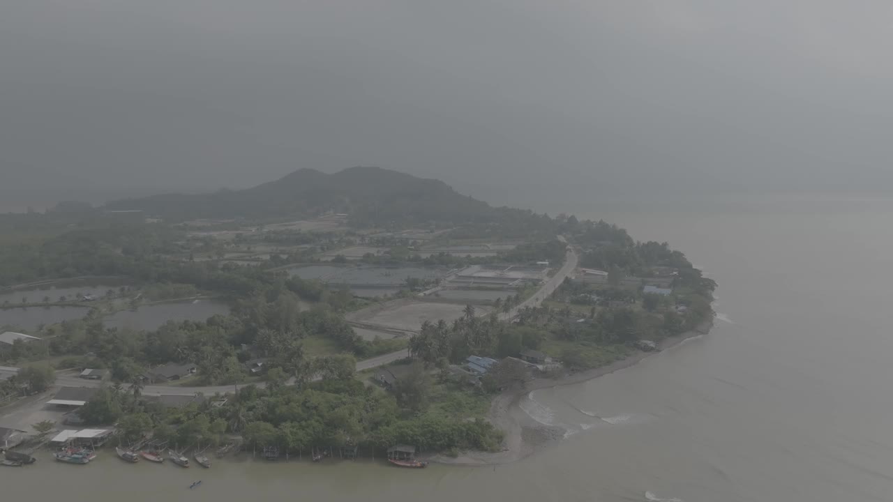 泰国春丰，晴朗的天空，棕榈树，细沙和浪花飞溅到宁静的海滩上。视频素材