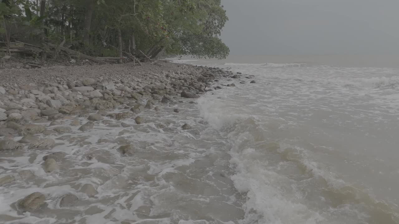 泰国春丰，晴朗的天空，棕榈树，细沙和浪花飞溅到宁静的海滩上。视频素材