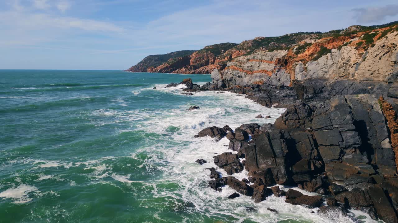 海浪溅起海岸崎岖的悬崖和泡沫。空中惊涛骇浪。视频素材