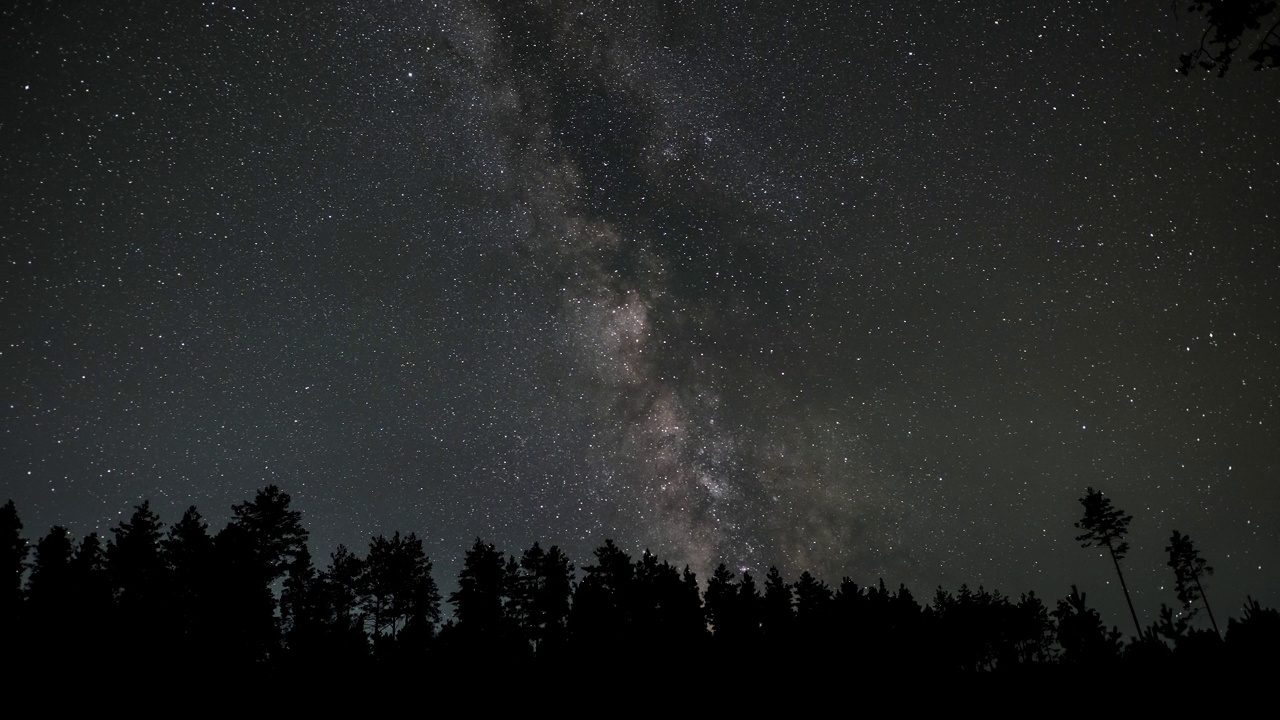 银河系在夜空中旋转的时间间隔。天空中有许多星星。视频素材