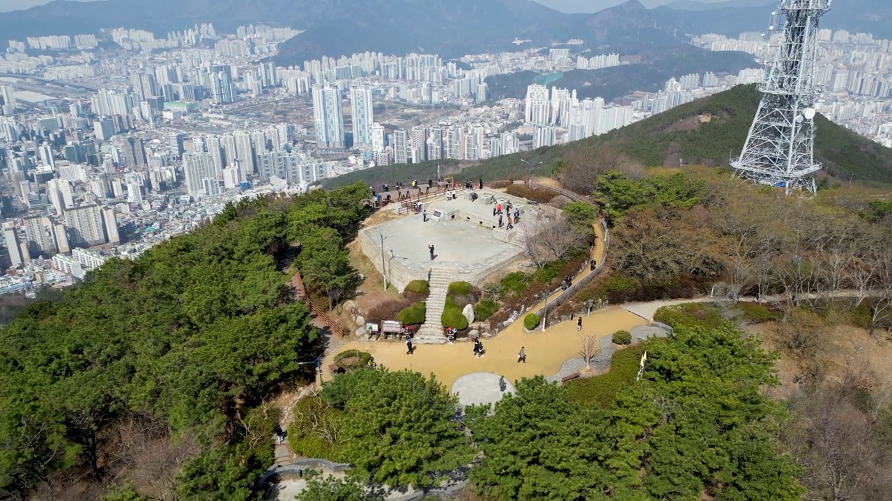 从空中俯瞰黄灵山峰台信标，釜山，韩国，亚洲视频下载