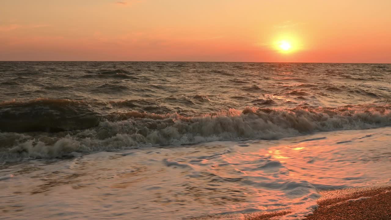 汹涌不安的大海和日落。汹涌的海浪和夕阳。海上晚景视频素材