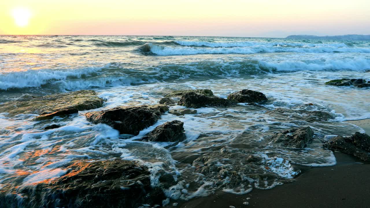 日落时的海景。日落自然背景。视频下载