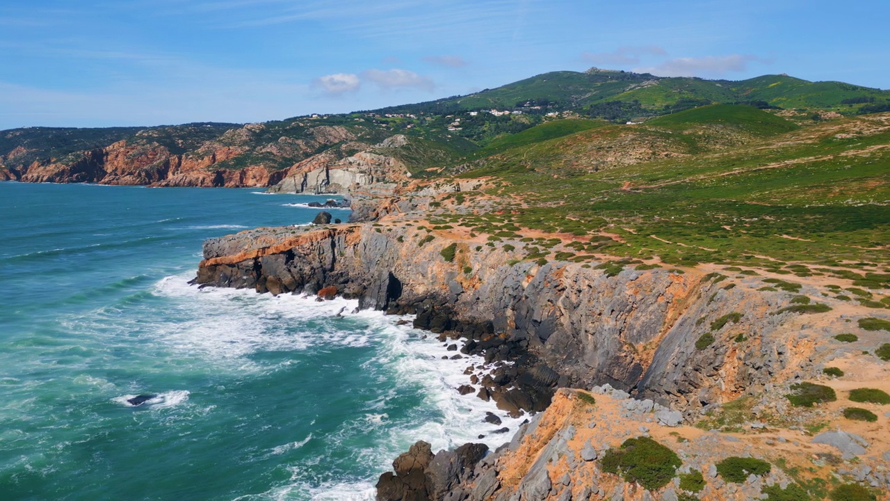 阳光明媚，美丽的海景，海浪拍打着岩石海岸。空中泡沫海视频素材