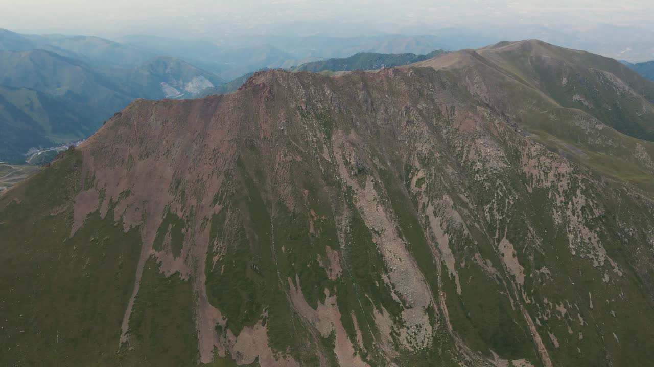 长满绿草的大山坡视频素材