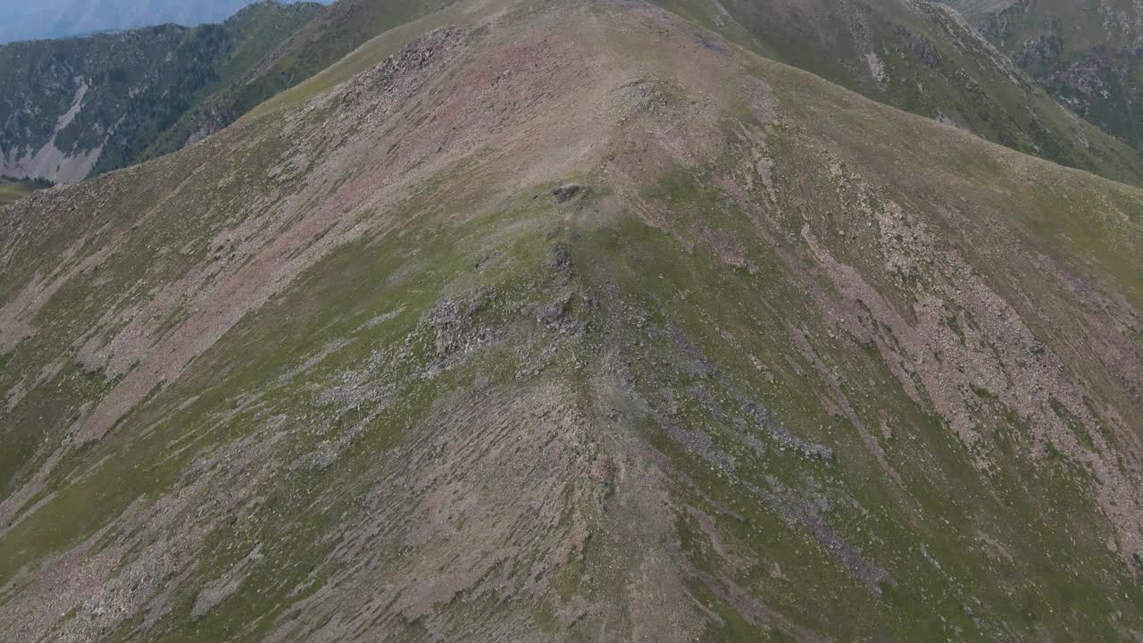 飞过青山的山脊俯瞰山谷视频下载