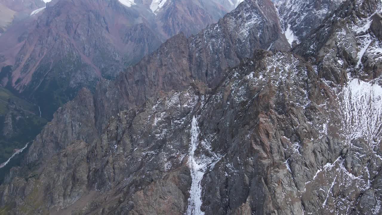 飞越悬崖，俯瞰白雪皑皑的山峰视频下载