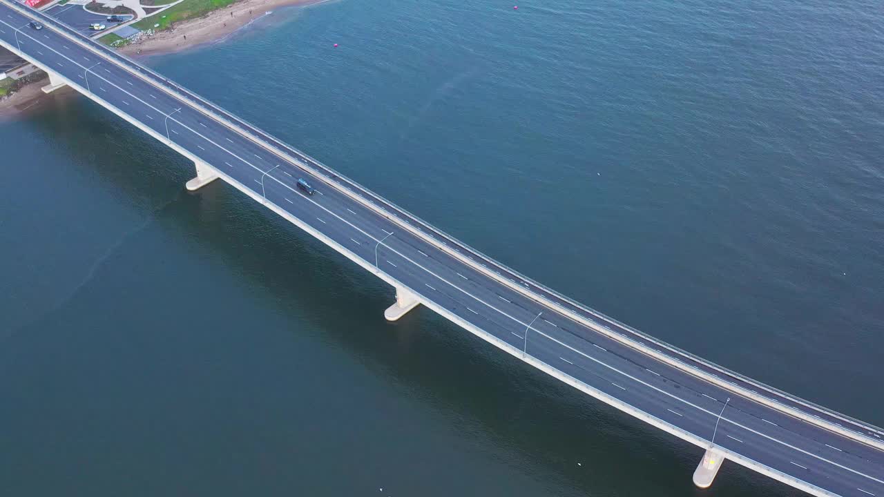 现代化的多车道桥横跨河流，汽车在上面行驶。交通及旅游主题视频素材