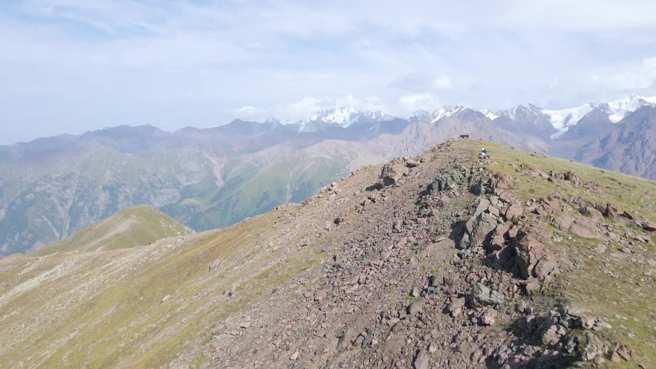 飞越山脊，雪峰全景尽收眼底视频下载