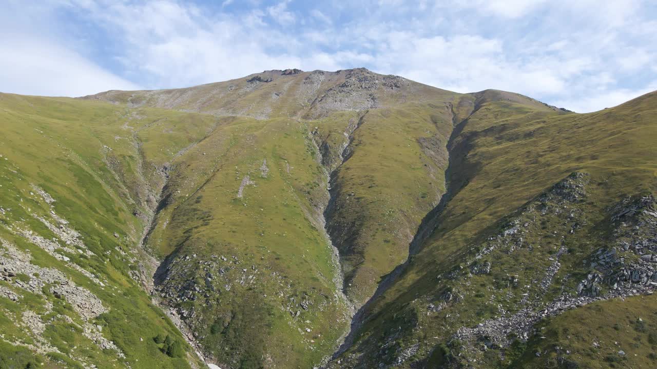 飞向一座大山，爬上它的山坡视频素材