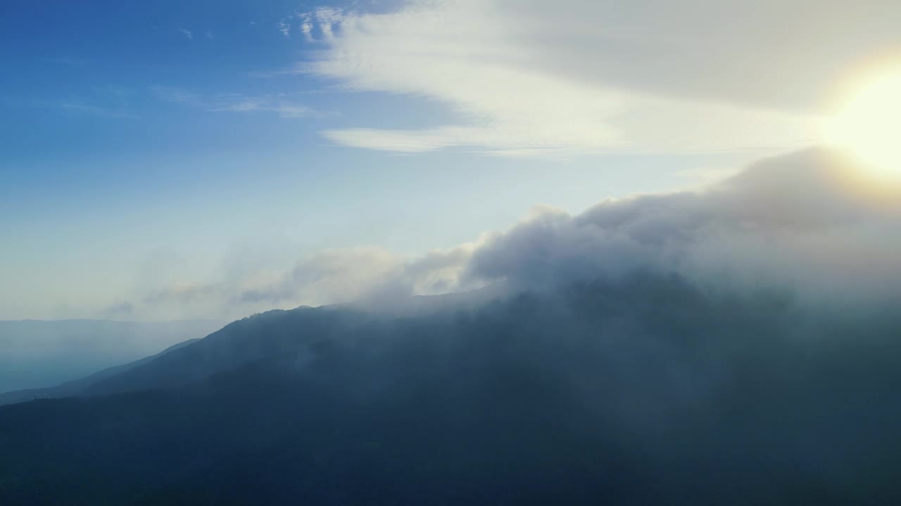 鸟瞰山上的浓雾视频素材