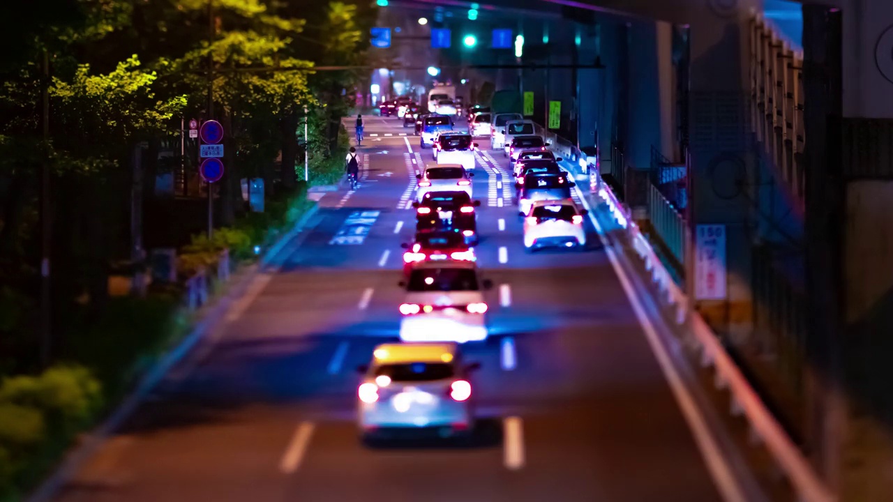 东京城市街道上的微型交通堵塞的夜间延时视频素材