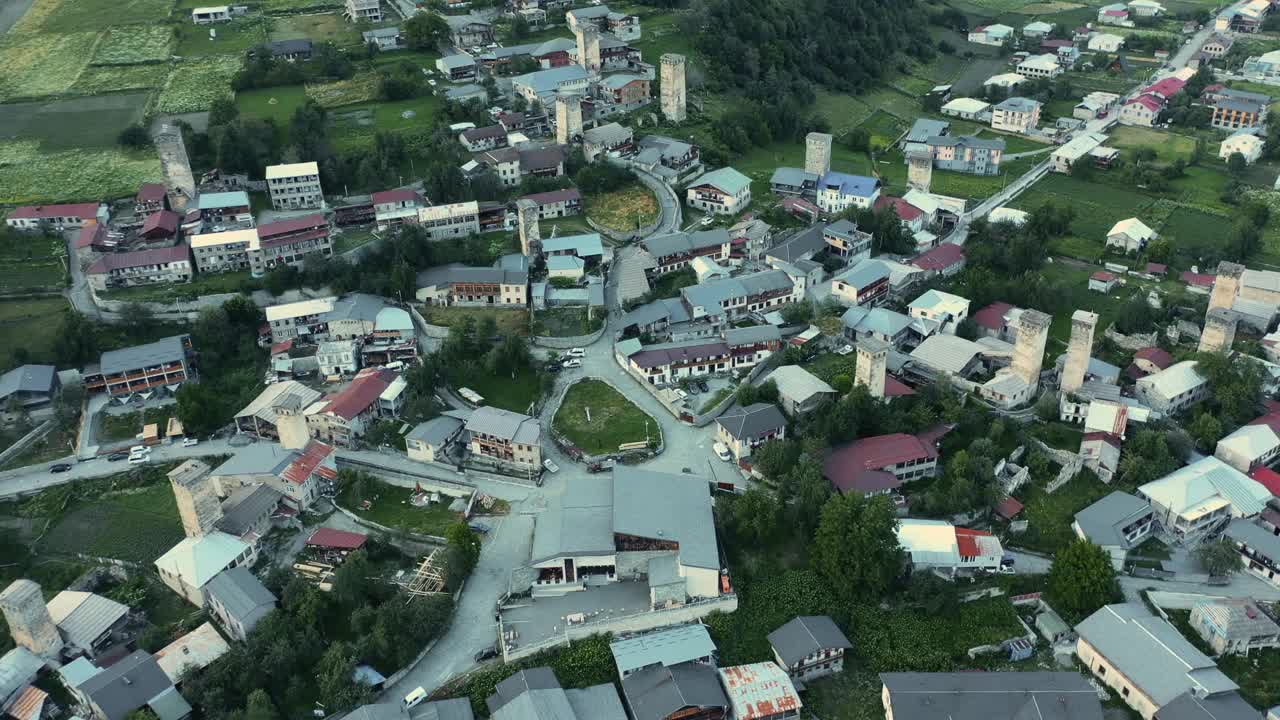 无人机在格鲁吉亚斯瓦涅季的梅斯蒂亚村上空飞行。著名的旅游胜地，有斯万塔和山脉视频素材