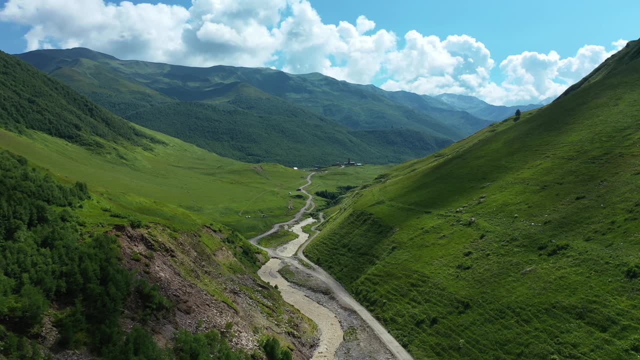 无人机在靠近Ushguli村的上Svaneti山区峡谷上空飞行。令人敬畏的格鲁吉亚自然山景视频素材