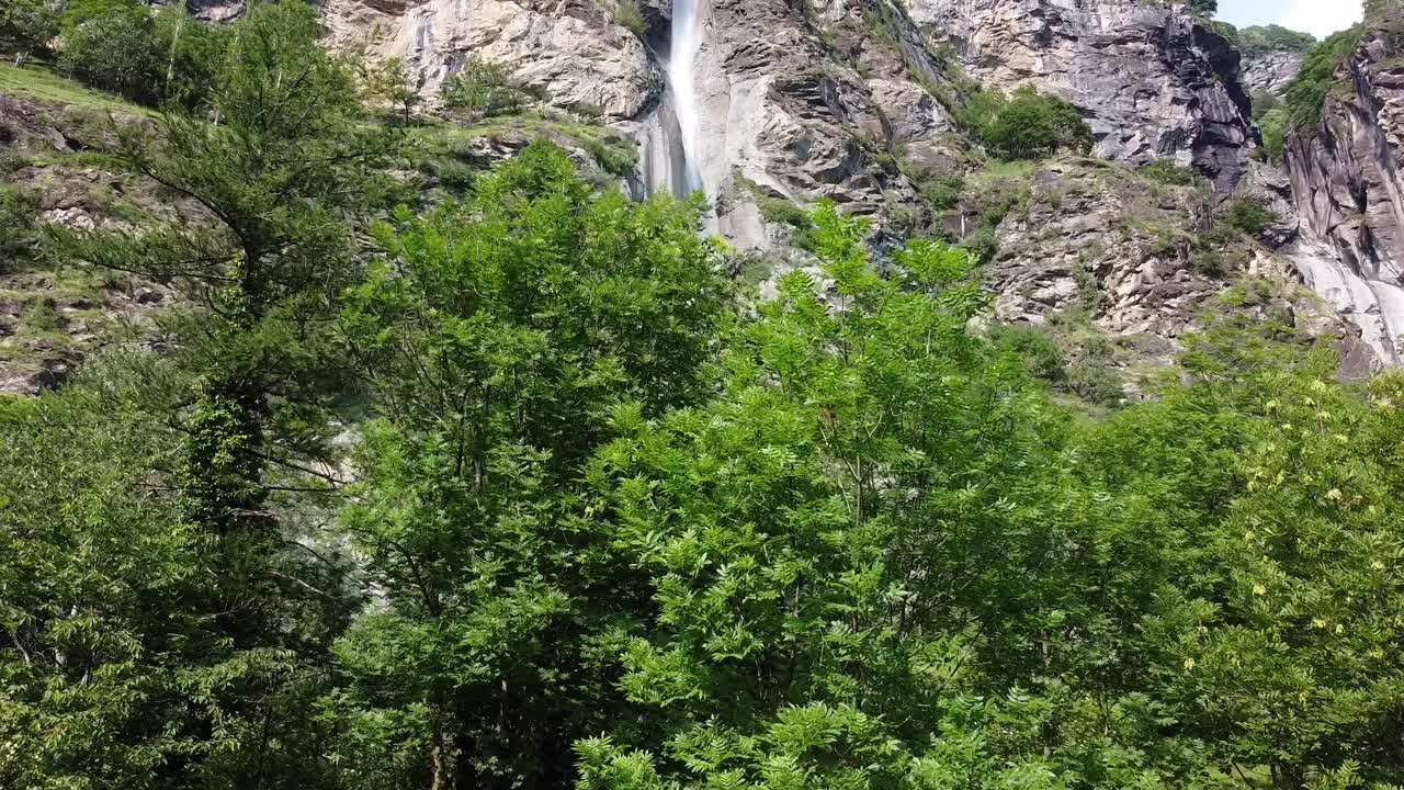 空中无人机拍摄的瀑布Cascata Di Novalesa视频下载