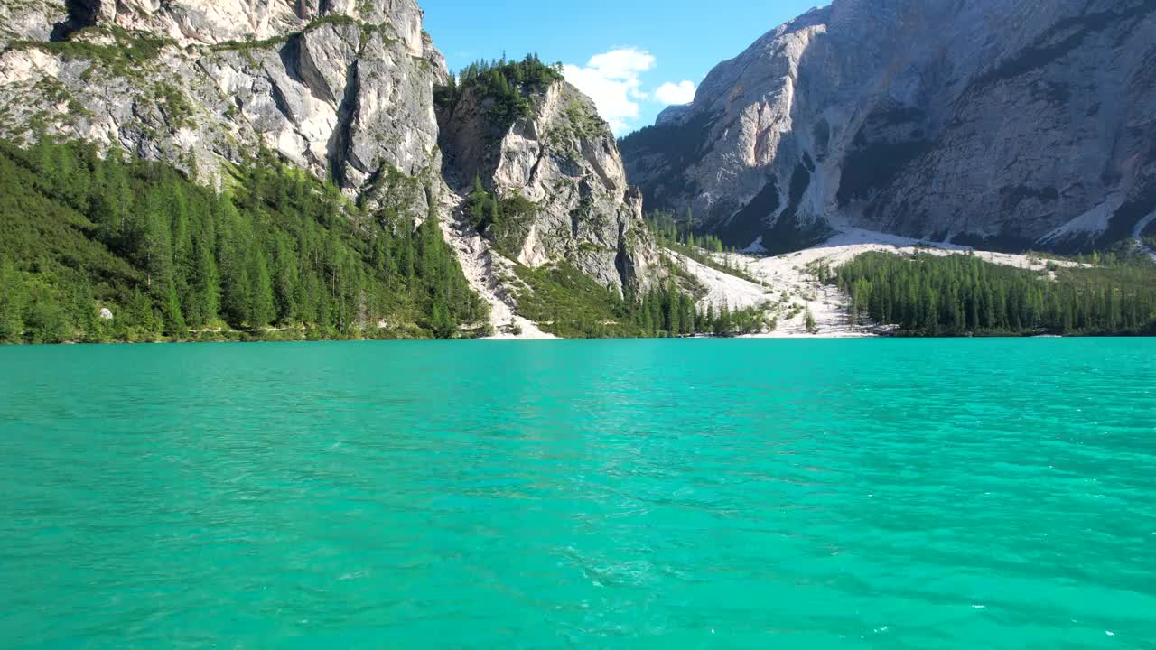 Braies湖(或Lago di Braies)位于意大利阿尔卑斯山脉白云石著名湖泊，欧洲超宽全景，引人注目的空中飞行HDR, HFR，视频素材