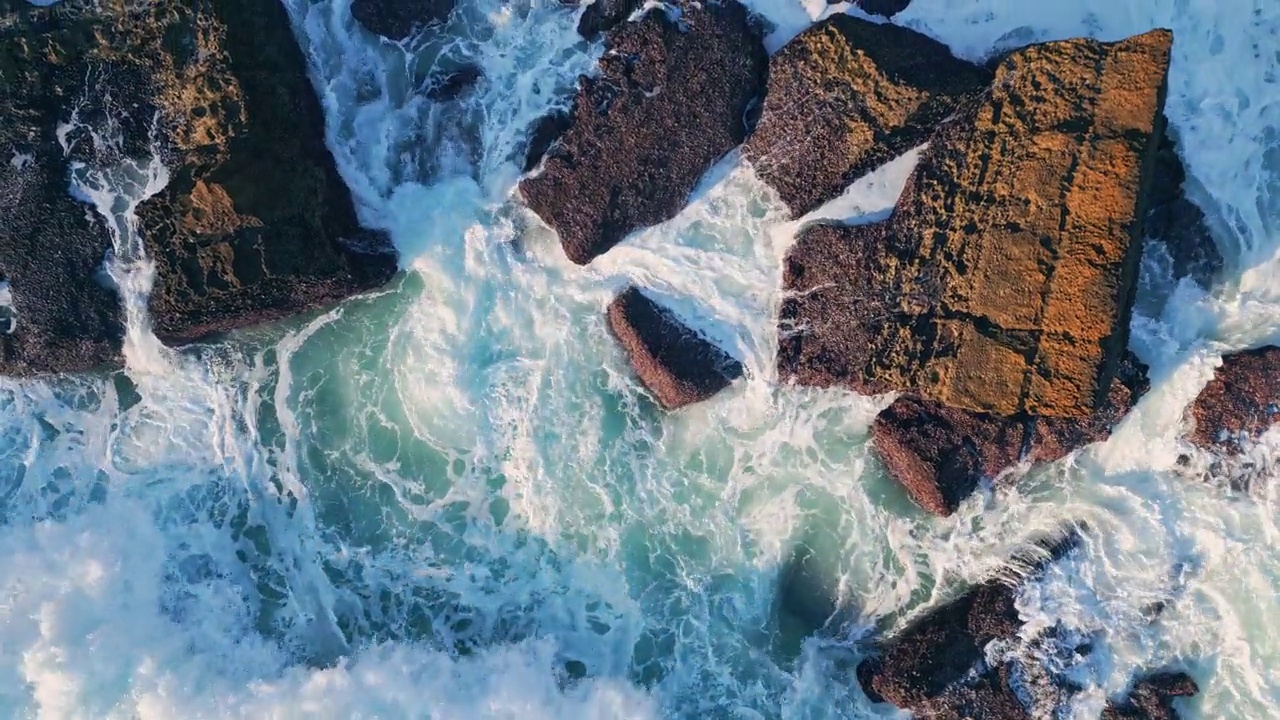 美丽的暴风雨泡沫溅在海边的悬崖上。空中泡沫般的海浪视频素材