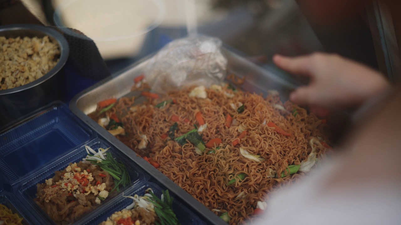 年轻的亚洲女游客在泰国的街头食品市场购物视频素材