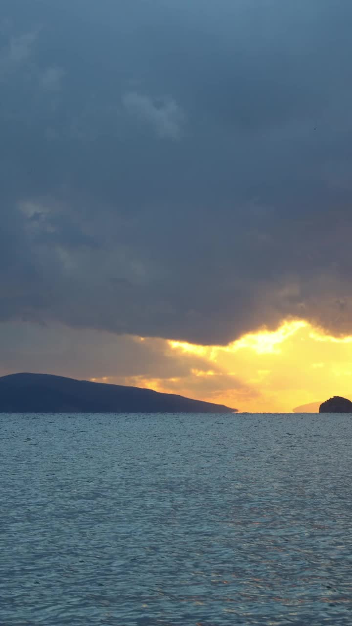 海滨小镇Turgutreis和壮观的日落。博德鲁姆,土耳其。社交媒体的垂直视频。视频素材