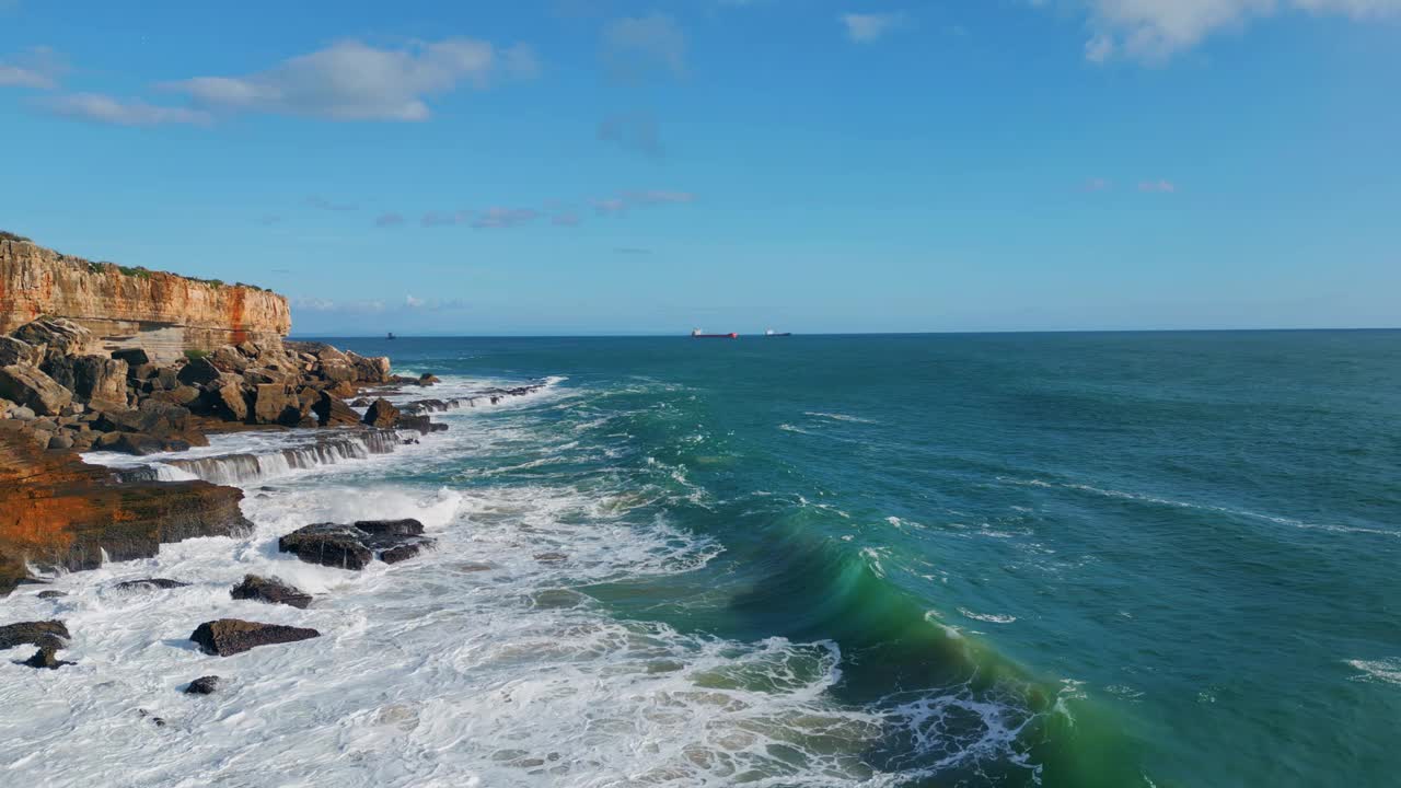 阳光明媚的日子里，风景如画的海浪在岩石海岸上翻滚。空中风暴海视频素材