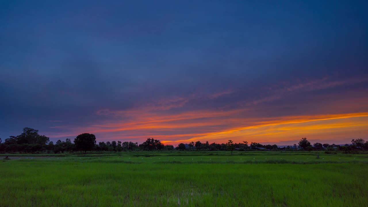 泰国乡村的稻田和日出的自然景象，4K延时摄影。视频素材