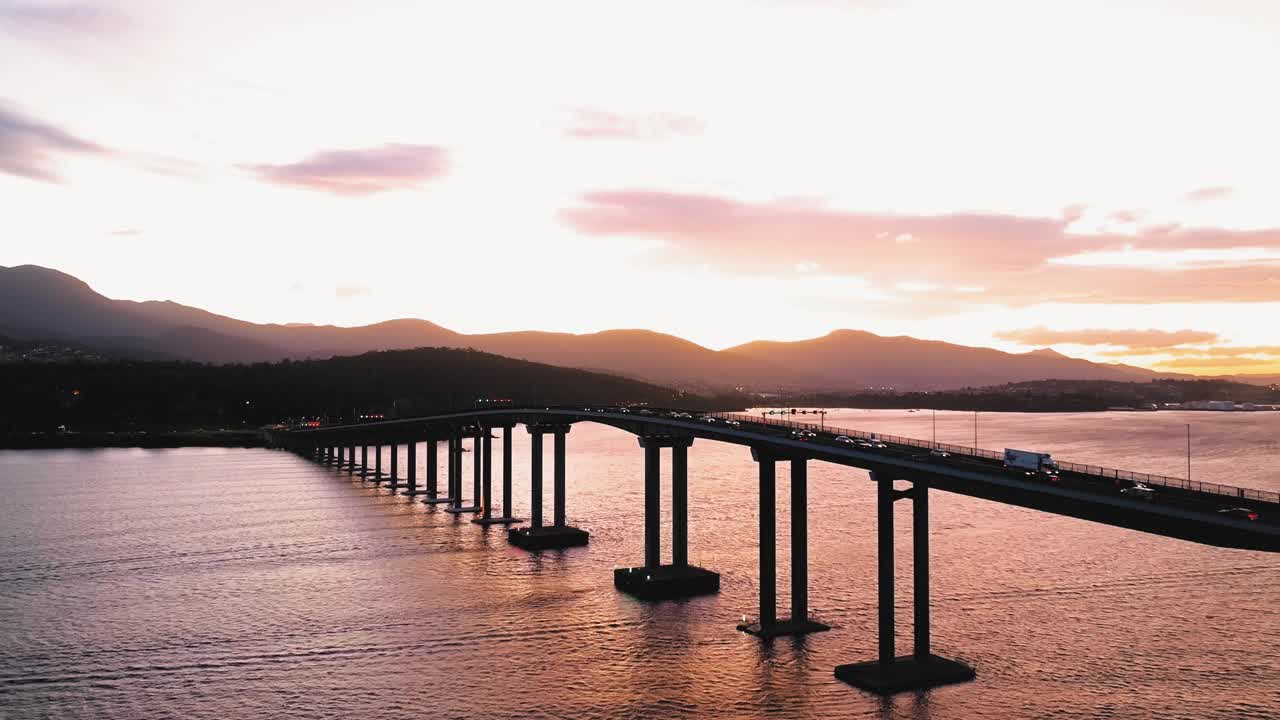 鸟瞰霍巴特大桥横跨岛屿日落视频素材