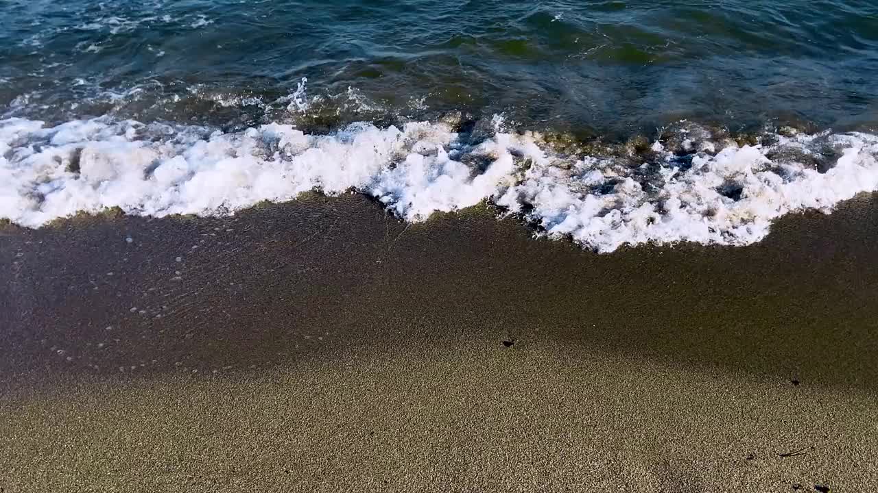 有海浪和海沫的海岸线视频素材