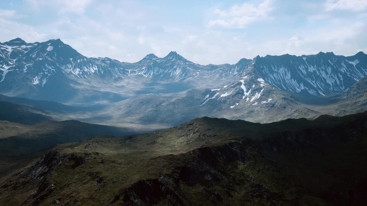 阳光明媚，可以看到雪山和草地视频素材