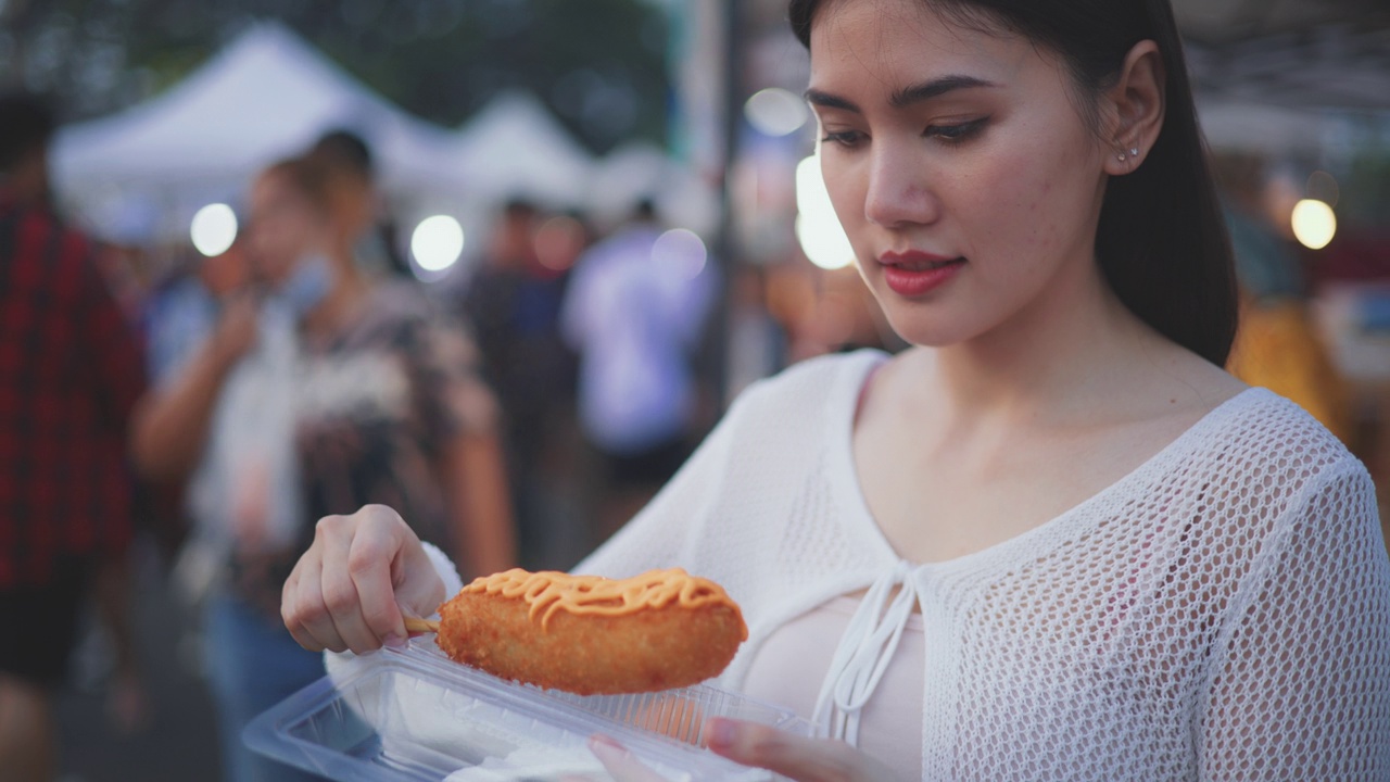 年轻的亚洲女游客正在欣赏古老的Pong能球视频素材