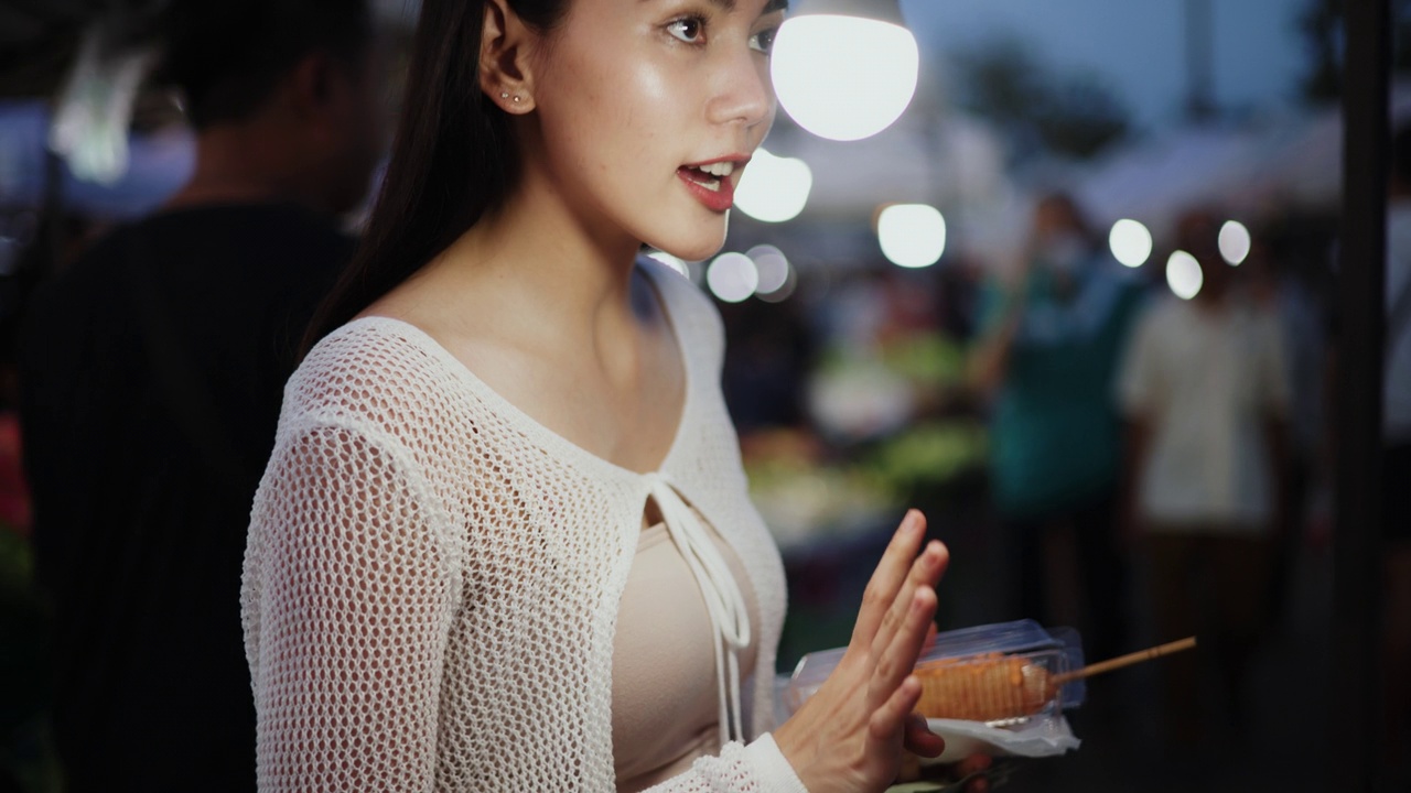 年轻的亚洲女游客正在欣赏古老的Pong能球视频素材