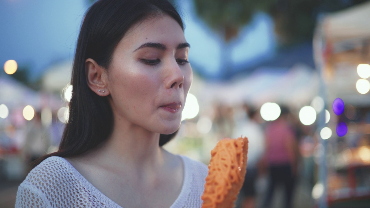 年轻的亚洲女游客正在欣赏古老的Pong能球视频下载