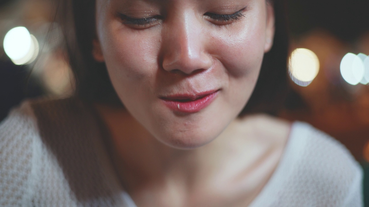 年轻的亚洲女游客一边享用煮鸡蛋一边录制视频视频素材