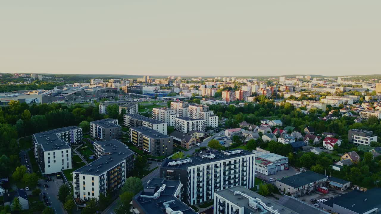 维尔纽斯市的新旧住宅建筑区域。航拍视图视频下载