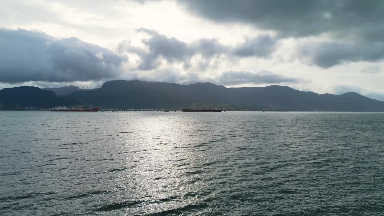 鸟瞰海滩，撞击岩石，岛屿和山脉视频下载