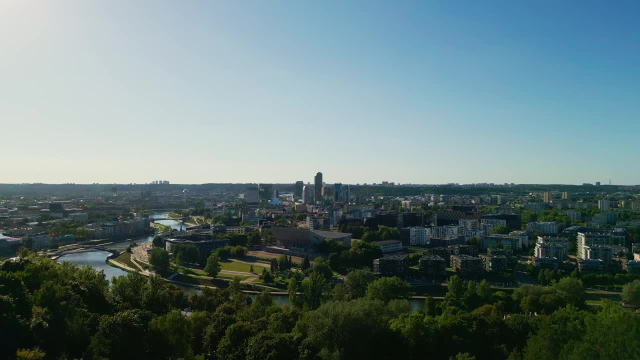 镜头从维尔纽斯上空起飞。商务中心和市区的景观视频素材