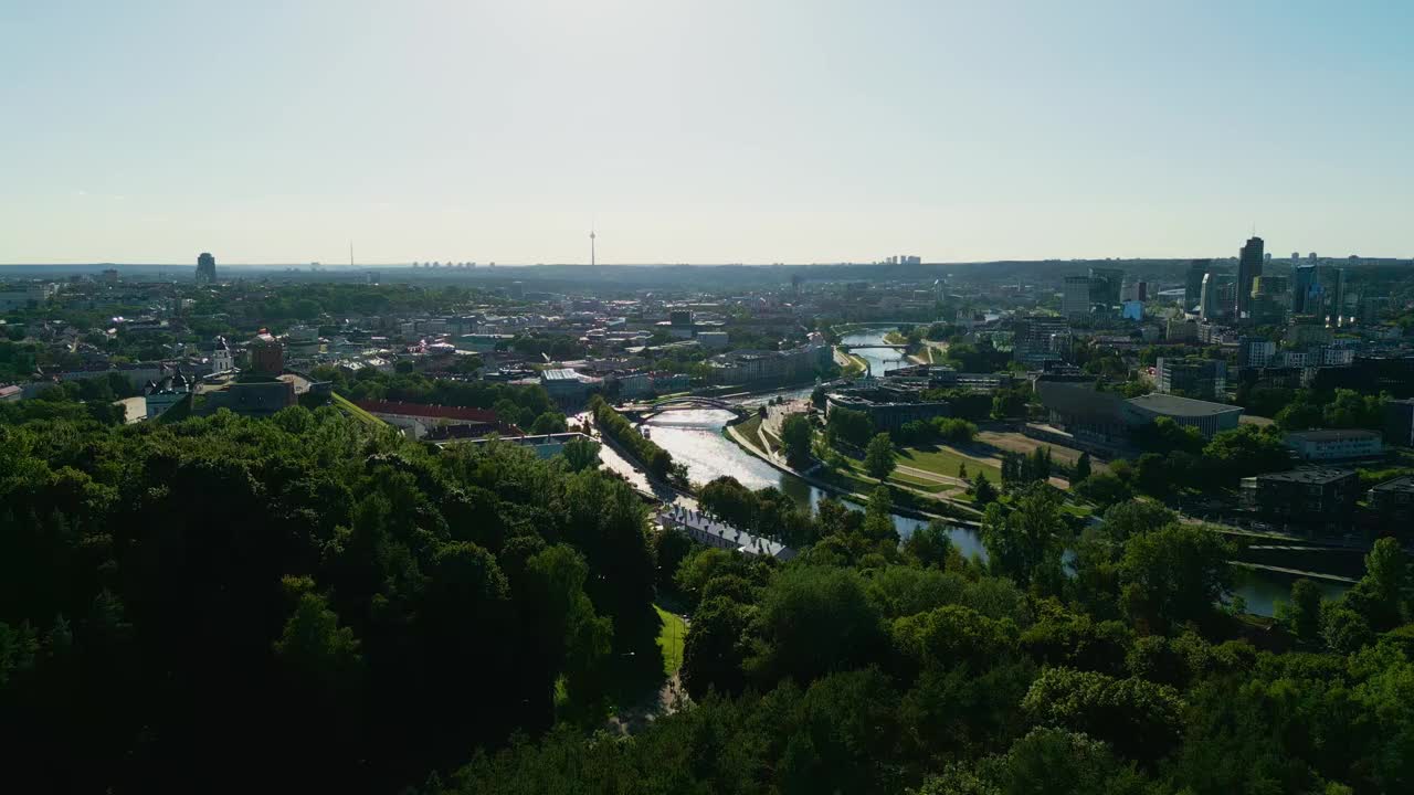 维尔纽斯的鸟瞰图。商务中心和市区的景观视频下载