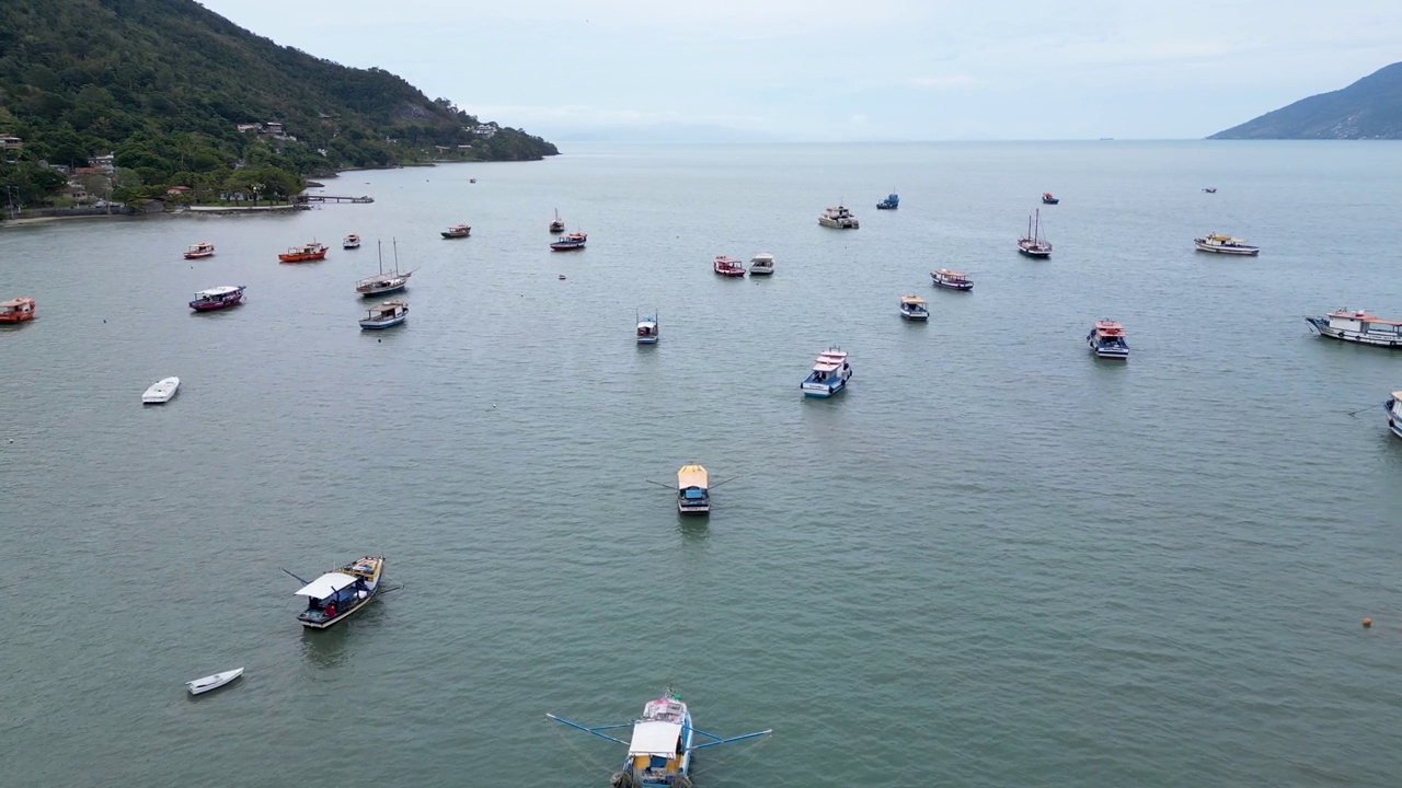 海洋的鸟瞰图，海湾里有船视频下载