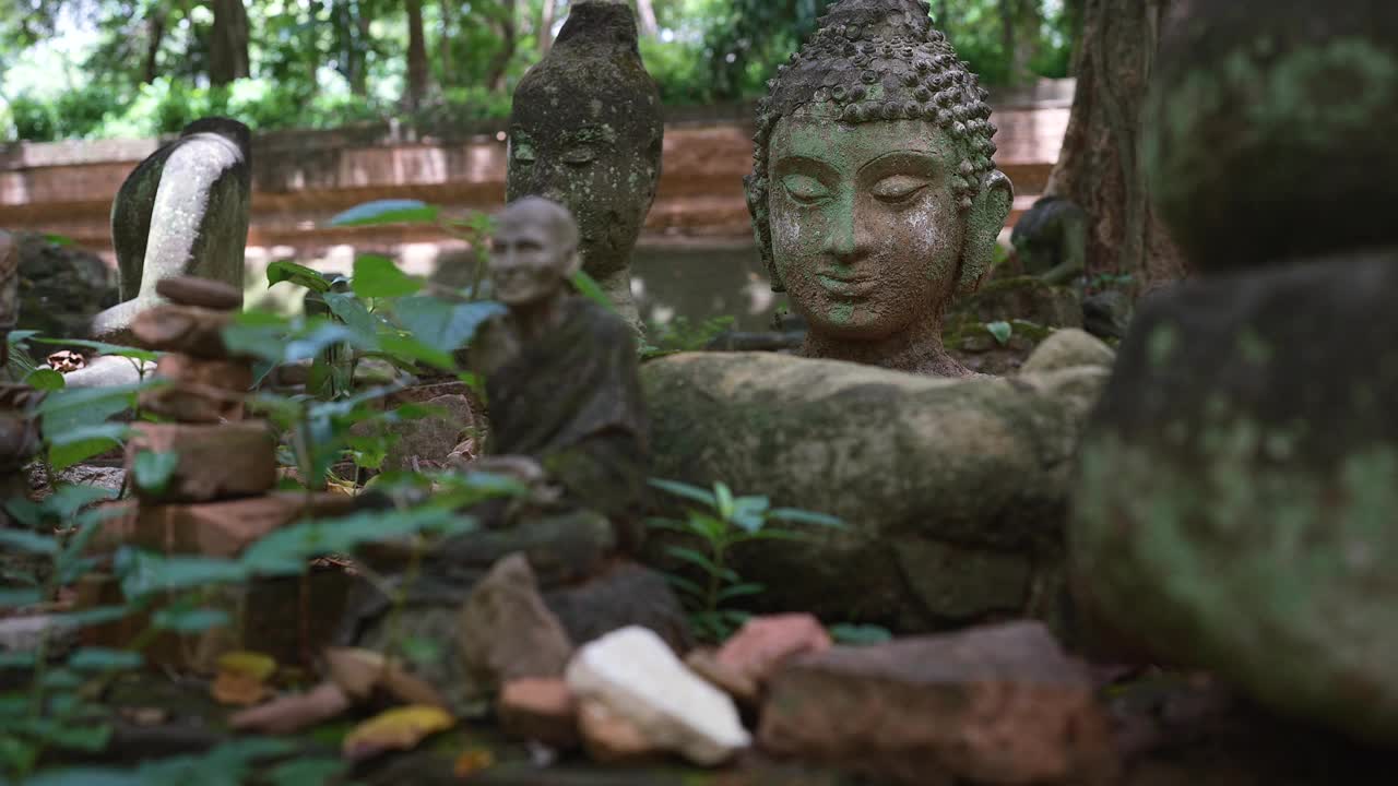 清迈乌蒙寺森林佛像头部破碎。视频素材