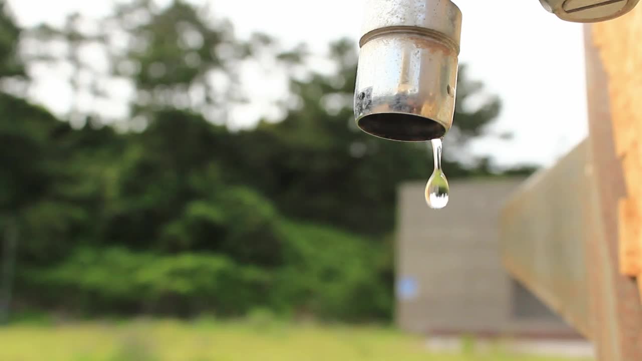 在缺水的情况下，水龙头里的水滴被浪费掉了视频下载